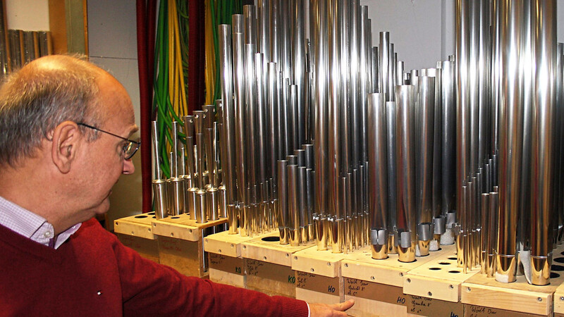 1370 Pfeifen aus Metall und Holz wird die neue Orgelanlage in Wörth am Ende haben. Derzeit werden sie in der Orgelwerkstatt von Thomas Jann bearbeitet.