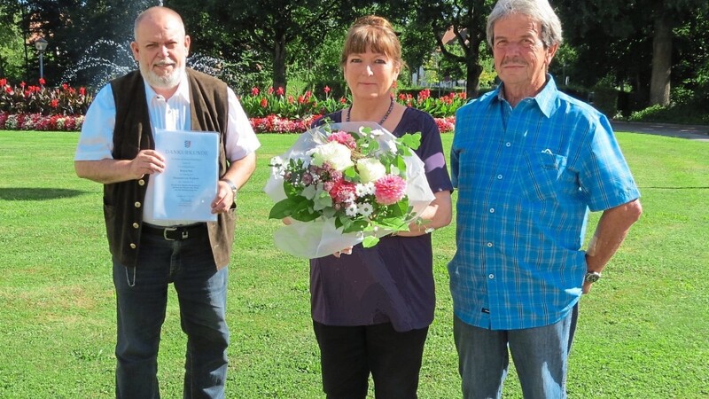 Pflegedirektor Gerhard Kellner (links) gratuliert Rosina Perl zum 50-jährigen Dienstjubiläum.