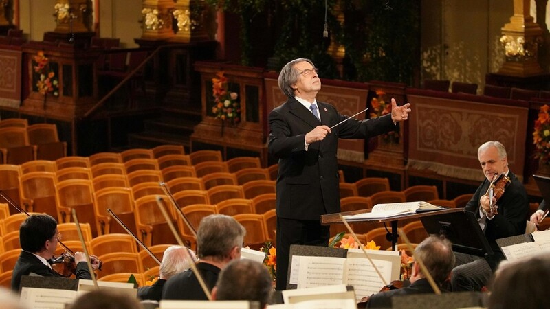 Riccardo Muti dirigiert die Wiener Philharmoniker beim Neujahrskonzerts im Großen Saal des Musikvereins - vor leeren Rängen.