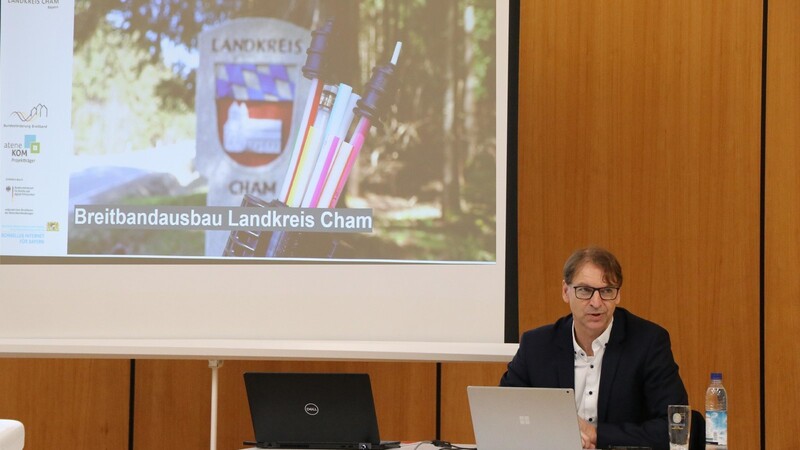 Klaus Schedlbauer informierte den Gemeinderat über den aktuellen Sachstand des Breitbandausbaus in Blaibach.