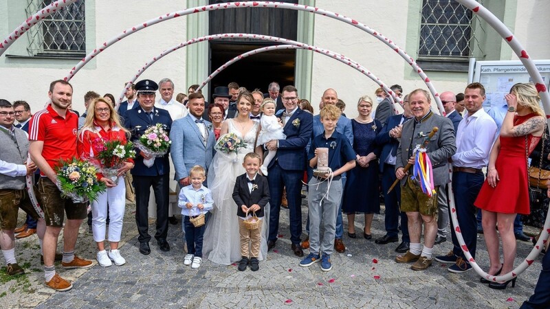 Das Brautpaar Stefan und Lisa Wanninger eingerahmt von ihren Eltern, Trauzeugen, Pfarrer Pöschl, Hochzeitslader und Hochzeitsgäste.