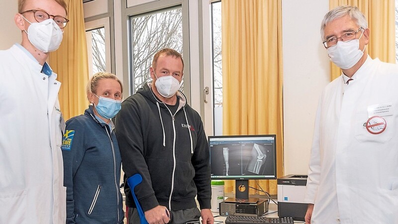 Sepp Maurer und seine Ärzte nach dem erfolgreichen Kniegelenk-Ersatz am Folgetag der Operation (v. re.): Klinikdirektor Professor Dr. Dr. Joachim Grifka, Patient Josef Maurer, Physiotherapeutin Anne Toffel und Oberarzt Professor Dr. Dr. Günther Maderbacher.