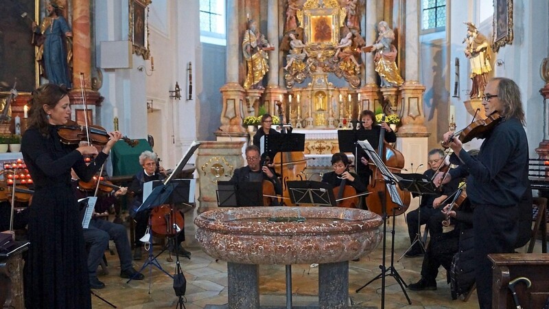 Beim dreisätzigen Konzert (Vivace-Largo-Allegro) für zwei Violinen und Orchester in d-Moll von Johann Sebastian Bach postierten sich die beiden Solisten Ursula Biermeier und Oliver Hien um die Brünnlquelle.