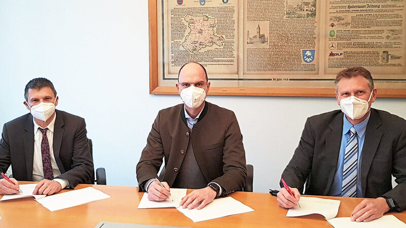 Wolfgang Bittl und Stefan Hanke (links und rechts) von der Telekom haben mit Bürgermeister Franz Högl den Vertrag unterzeichnet.