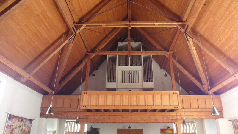 Der Bautyp der Saalkirche ist im Inneren durch subtile handwerkliche Gestaltungsmittel neu belebt.