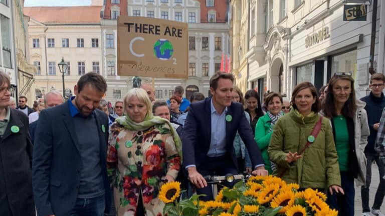 Die Grünen beim Klimastreik in Augsburg: Martin Stümpfig, Claudia Roth, Ludwig Hartmann, Katrin Göring-Eckardt und Anne Franke (v.l.).