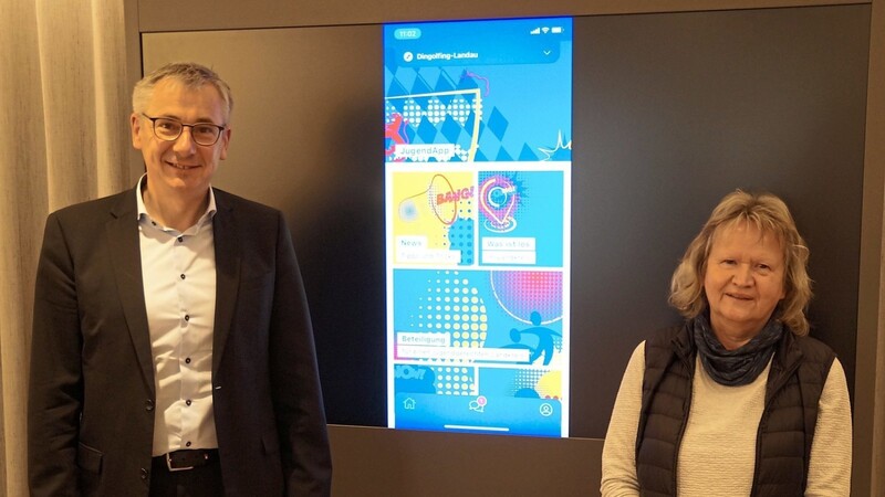 Landrat Werner Bumeder und Kreisjugendpflegerin Regina Hurmer haben sich das Startmenü der Landkreis-Jugend-App auf einen großen Bildschirm geworfen.