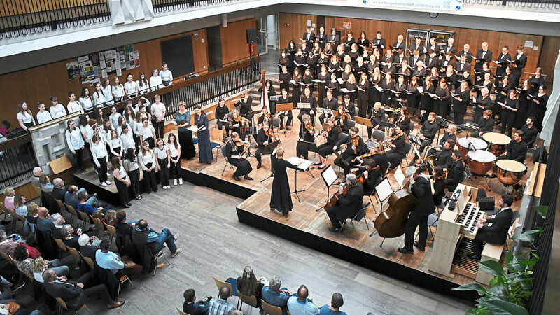 Die Chorgemeinschaft Vilsbiburg mit dem versammelten Orchester, dem Unterstufenchor und dem Kammerchor des Montgelas-Gymnasiums.