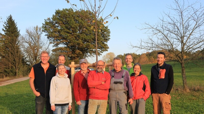 Zum Gründungsjubiläum ihrer Ortsgruppe pflanzten BN-Mitglieder zusammen mit OG-Vorsitzendem Johannes Selmansberger (4.v.r.) einen Lindenbaum.