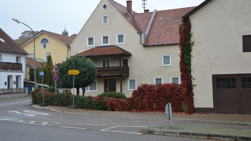Die Gebäudlichkeiten des jetzigen Machat-Anwesens an der Schleißbacher Straße weichen einem modernen Neubaukomplex mit bis zu neun Wohneinheiten. Der Stadtrat hat jetzt eine erforderliche Änderung des Bebauungsplanes genehmigt.
