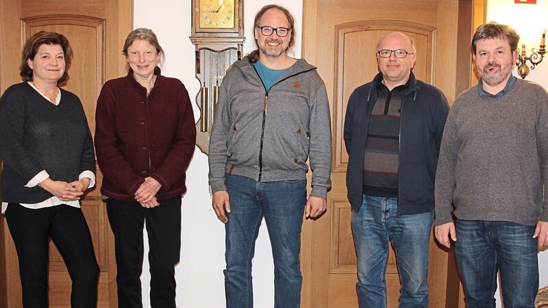 Das neue Führungsteam des BN Mainburg mit (v. l.) Karen Adams, Vorsitzende Edda Hein, Florian Fahrner, Jens Niering und Bernd Wimmer. Nicht auf dem Bild sind Andreas Ehrmaier, Hubert Gschlößl und Ulrich Heindl.
