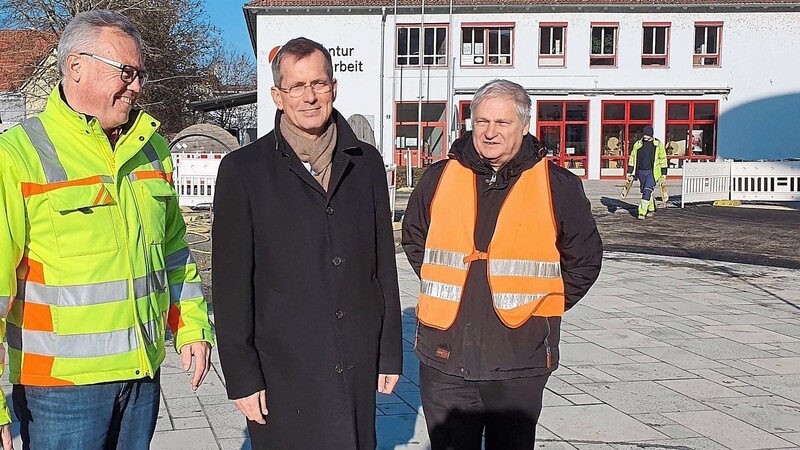 Alois Streifeneder, Bürgermeister Helmut Steininger und Josef Wenleder überzeugten sich vom Fortschritt der Baumaßnahme.