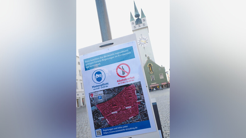 An den Eingängen zur Innenstadt wurden Warnschilder aufgehängt, um die Bürger zu informieren, dass nun eine Mund-Nasen-Schutzmaske im gekennzeichneten Bereich getragen werden muss.