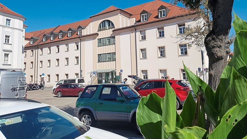 Das ehemalige Evangelische Krankenhaus am Emmeramsplatz könnte ab 2021 erst einmal leerstehen.