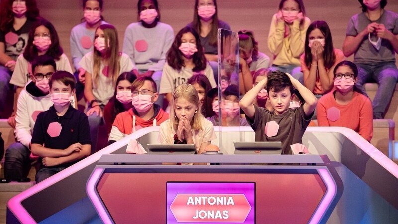 Junge TV-Stars: Antonia und Jonas sowie ihre Klasse vom Goethe-Gymnasium aus Regensburg waren am Freitagabend bei "Die beste Klasse Deutschlands" zu sehen.