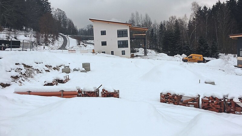 Das Gelände, auf dem das Gerätehaus gebaut werden soll, liegt derzeit unter einer dicken Schneedecke.