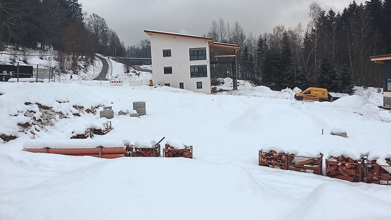 Das Gelände, auf dem das Gerätehaus gebaut werden soll, liegt derzeit unter einer dicken Schneedecke.