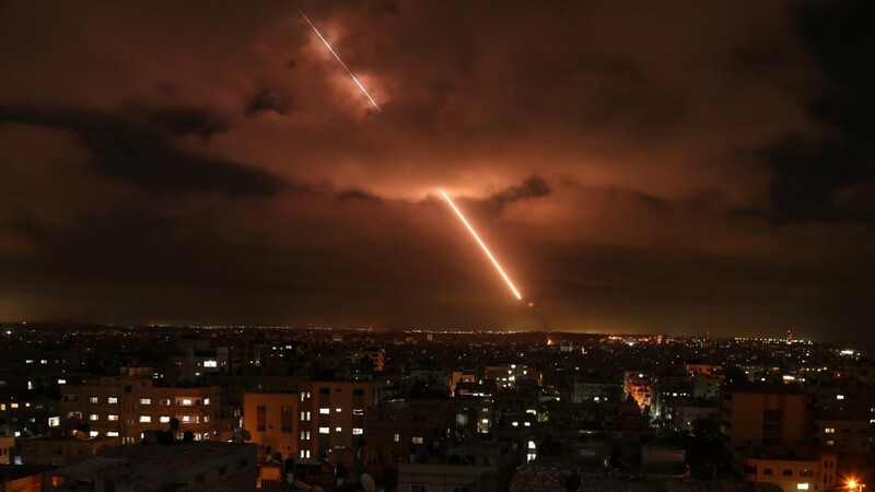 Israels Iron-Dome-Raketenabwehrsystem fängt Raketen ab, die aus dem Gazastreifen in Richtung Israel abgefeuert werden.