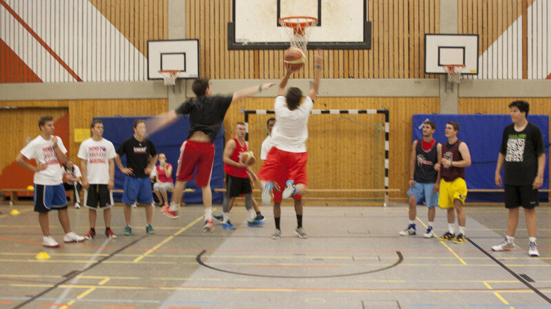 Rund 70 Kinder in acht Altersgruppen machen beim Baskettballcamp im Anton-Bruckner-Gymnasium mit. Profi-Basketballer aus Amerika zeigen ihre Tricks. (Foto: Daniel Kögel)