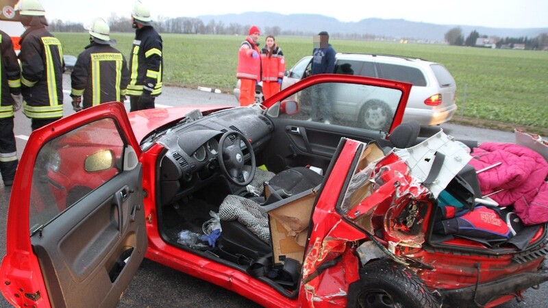 Bei einem Unfall auf der A3 bei Barbing wurde ein Familienvater und seine siebenjährige Tochter schwer verletzt.