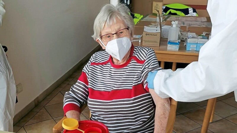 Als eine der ersten Landkreis-Bürgerinnen wurde Maria Möse (93) im Plattlinger BRK-Seniorenzentrum geimpft.