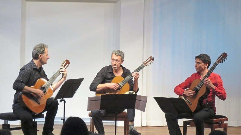 Jürgen Faderl (Mitte) entführte zusammen mit Edgar Ocampo (rechts) und Helmut Altmann als Trio Sonando die vielen Zuhörer in die weite Welt der lateinamerikanischen Gitarrenmusik.