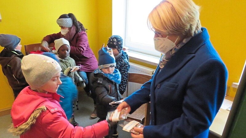 Ein herzliches Dankeschön ging von Tafel-Leiterin Gertrud Enzinger an die Kinder, die mit Freude die Schokoladetafeln überreichten.