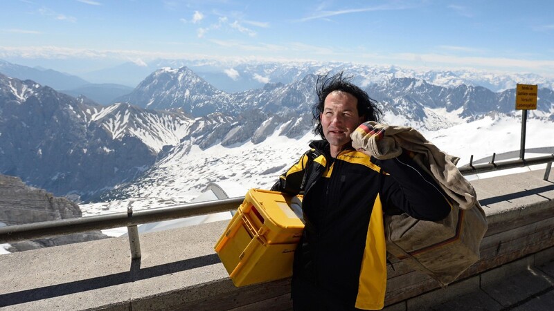 Bringt die Post auf Deutschlands höchsten Berg: Andreas Oberauer auf der Zugspitze