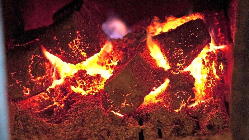 Ein warmes Feuer im Ofen konnte sich im Winter 1921 nicht jeder leisten. Das Geld, das man jetzt für einen Zentner Kohle und einen Ster Holz bezahlt, hat früher für den Holzbedarf eines ganzen Winters gereicht.
