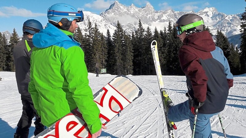 Die Skiclub-Mitglieder machen Sport und haben viel Spaß.