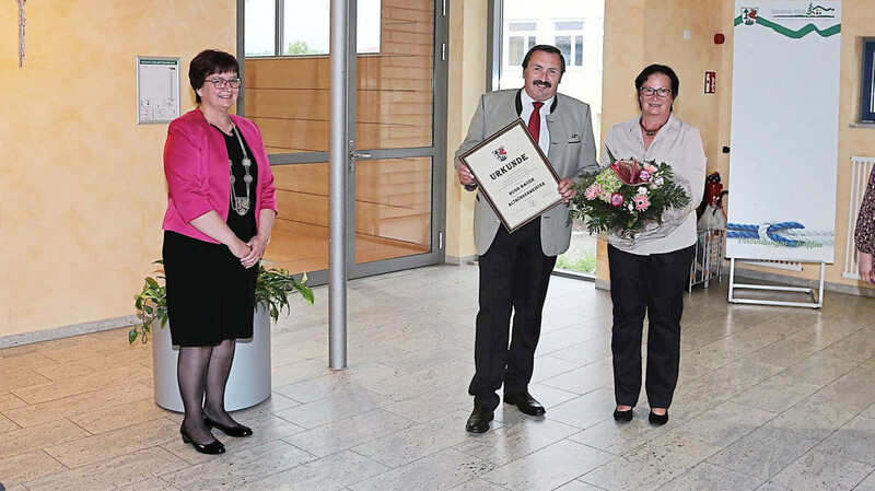 Altbürgermeister Hugo Bauer mit Frau Agnes, Bürgermeisterin Barbara Haimerl, 2. Bürgermeister Rudi Zimmerer, links, und 3. Bürgermeisterin Karin Hirschberger, rechts.