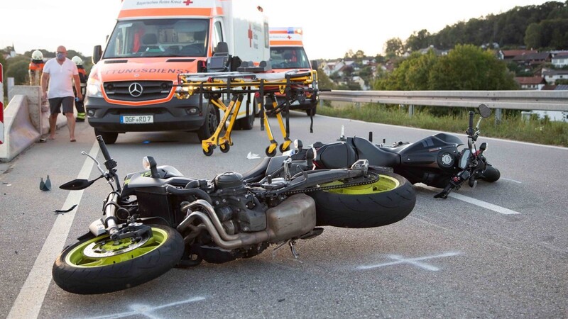 Schwerer Motorradunfall auf der Dammstraße bei Steinberg im Kreis Dingolfing-Landau. Drei Menschen wurden verletzt.