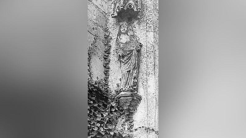 Bevor sie restauriert wurde, war die Madonna an der Außenwand des Chores angebracht und stark verwittert.