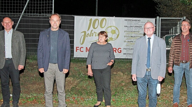 Der wiedergewählte Vorstand der FC-Förderer: Schriftführer Konrad Pöppel, Vorsitzender Martin Grasl, 3. Vorsitzende Karolina Aigner, 2. Vorsitzender Stefan Stanglmeier und Kassier Hans Maier (von links).