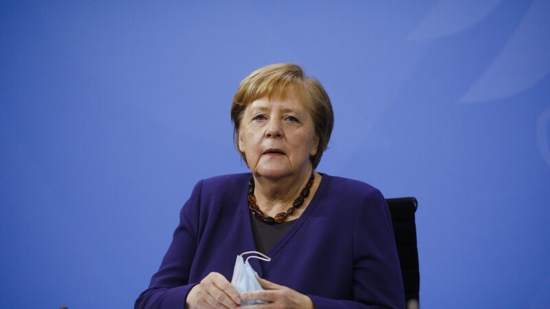 Die bestehenden Regelungen reichten nicht aus, um die Zahl der Corona-Infektionen zu senken, meint Bundeskanzlerin Angela Merkel.