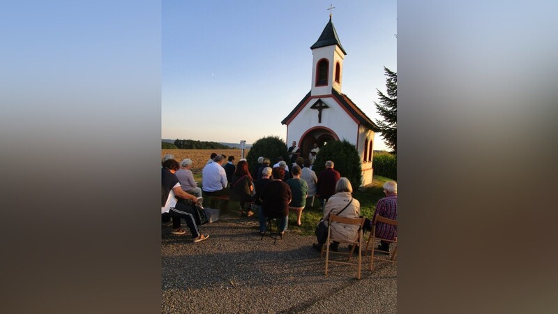 Tief stand schon die Abend-Sonne, als die Pfarrei vor der Gstaudacher Marien-Kapelle einen Gottesdienst feierte.