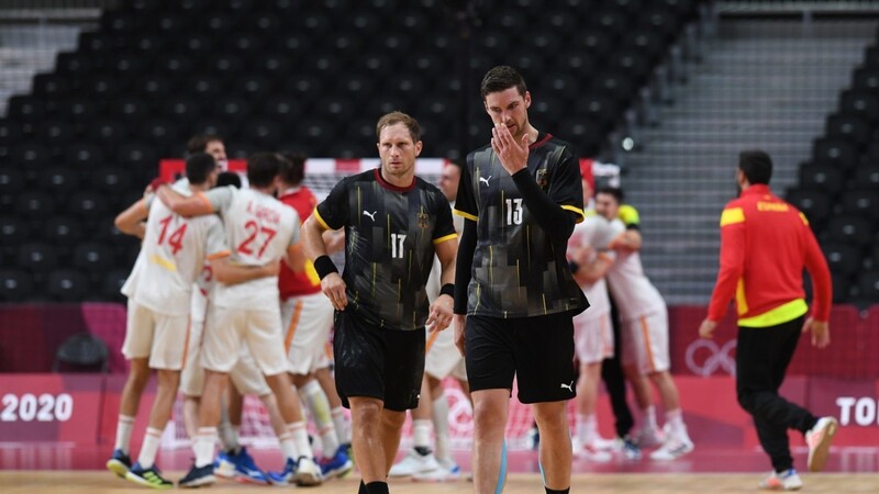 Deutschlands Steffen Weinhold (l.) und Hendrik Pekeler stehen nach der Niederlage gegen Spanien zum Olympia-Auftakt enttäuscht auf dem Platz.