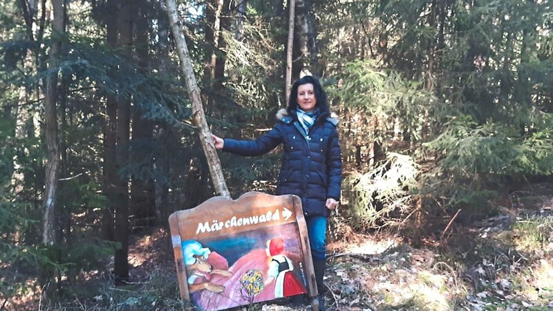 Auch auf dem Rundwanderweg finden sich eigens von Rosi Baumgartner gestaltete Wegweiser, die auf den Märchenwald hinweisen.