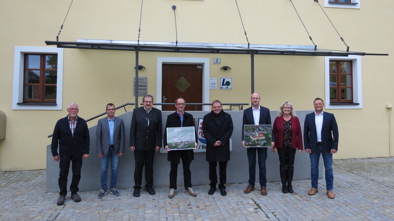 Einen herzlichen Empfang bereiteten die beiden Regentalgemeinden Pfarrvikar Gerhard Schedl, der jeweils ein Bild von den Gotteshäusern für seine Wohnung in Donaustauf erhielt.