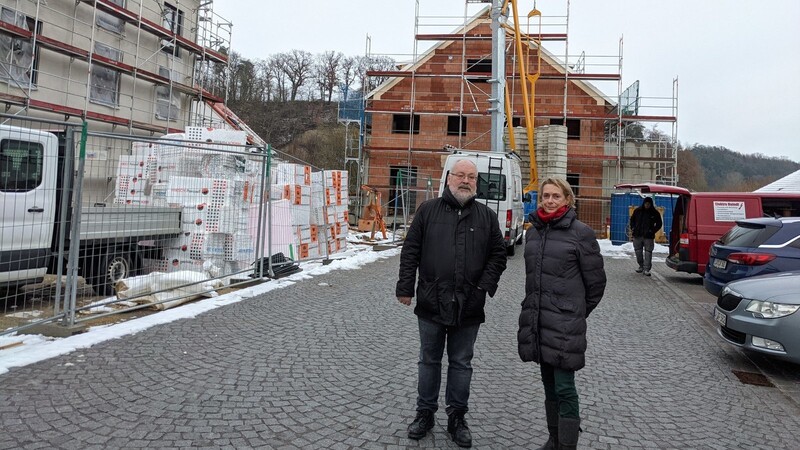 Verschafften sich einen Eindruck vom Gesamtbild der "wachsenden" neuen Ortsmitte: Landschaftsarchitekt Klaus Kerling und Bürgermeisterin Birgit Gatz.