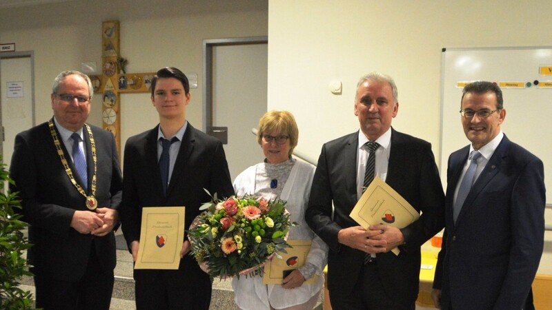 Monika Bramer (M.), Julian Fischer (2.v.l.) und Alfred Sand (2.v.r.) wurden beim Neujahrsempfang von Bürgermeister Josef Klaus (.) und dessen Stellvertreter Jakob Sand (r.) geehrt.