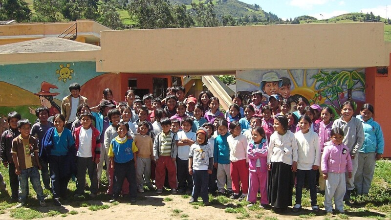 Bestens gelaunte Schüler vor ihrer Schule in Quivillungo.