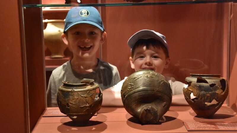 Begeisterung für die Römer: Benedikt (links) und sein Bruder Hannes sind zum ersten Mal im Museum und sind vor allem fasziniert von den Masken und Werkzeugen.