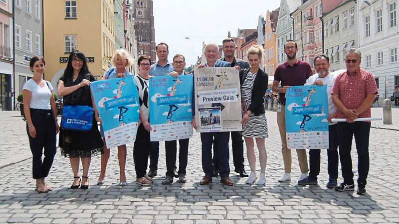 Organisator Martin Hilz (rechts) stellte am Donnerstag gemeinsam mit Oberbürgermeister Alexander Putz (Mitte) sowie Sponsoren und Unterstützern das Programm fürs diesjährige Spektakel Landshut vor.