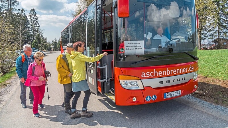 Der Wanderbus ermöglicht Touren, bei denen Ausgangs- und Endpunkt nicht der gleiche sind. Außerdem verbindet er die verstreut liegenden Sankt Englmarer Ortsteile miteinander. Wie Astrid Piermeier, Leiterin der Tourist-Information, sagt, ist das Angebot gut angekommen.