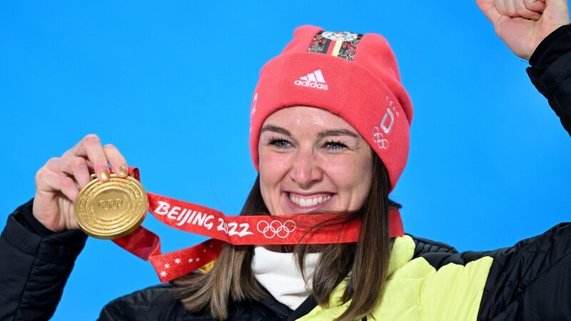 Sie sorgt für Überraschung: Denise Herrmann gewinnt Gold für Deutschland beim 15 km Biathlon-Einzel der Damen.