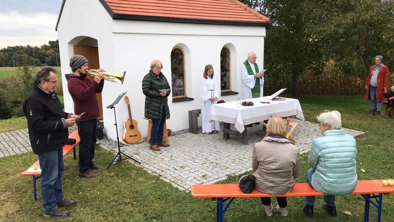 Am Tag der Deutschen Einheit wurde an der Kapelle in Engkofen Kirchweih gefeiert - zelebriert von Pfarrer Schober.