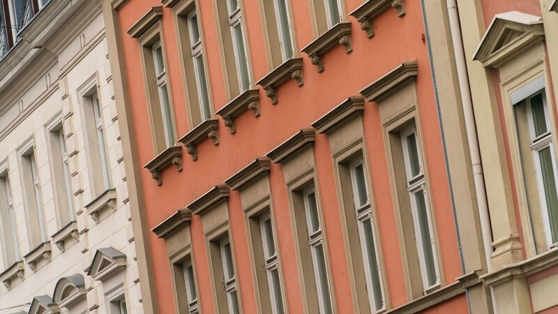 Blick auf die Fassaden von Wohnhäusern.