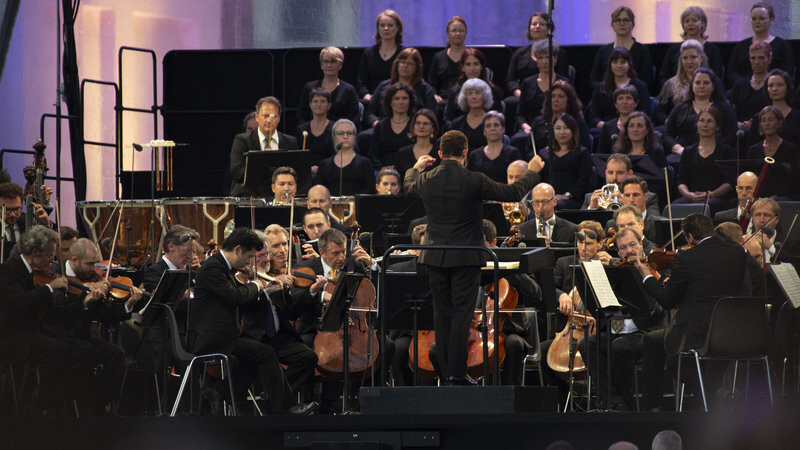 24.08.2019, Berlin: Die Berliner Philharmoniker unter der Leitung des Chefdirigenten Kirill Petrenko (M) spielen ein Open-Air-Konzert am Brandenburger Tor.