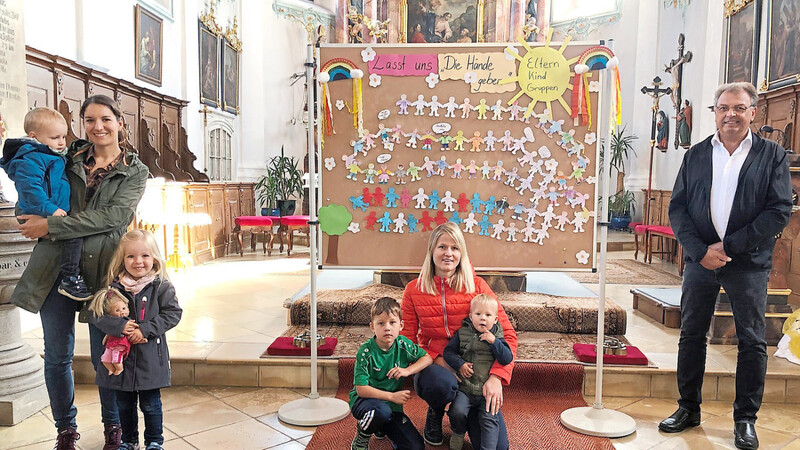 Die beiden Eltern-Kind-Gruppen-Leiterinnen Sylvia Engelbrecht (Mitte) und Michaela Wintermeier organisierten eine Ferienmitmachaktion. Stadtpfarrer Josef Ofenbeck zeigte sich erfreut über das Engagement.